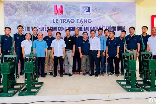 Tặng thiết bị và chuyển giao công nghệ sản xuất gạch không nung cho người dân Con Cuông