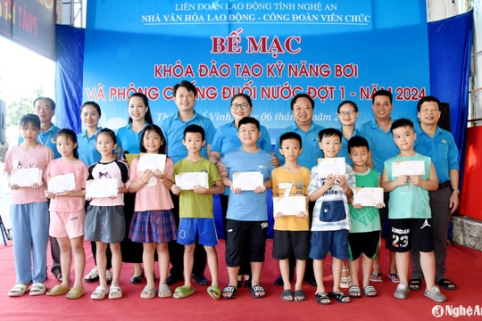 Bế mạc khóa đào tạo kỹ năng bơi và phòng, chống đuối nước cho con đoàn viên công đoàn