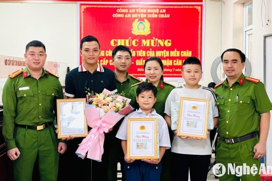 Công an Nghệ An trao thẻ căn cước mẫu mới cho những công dân đầu tiên