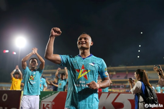 Tiền vệ Trọng Hoàng chia sẻ cảm xúc khi trụ hạng thành công cùng Câu lạc bộ Hồng Lĩnh Hà Tĩnh