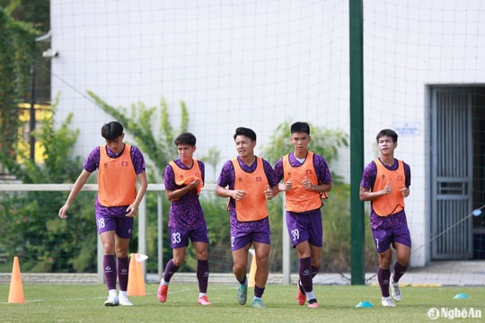 Đội tuyển U19 Việt Nam khổ luyện giữa trời nắng nóng
