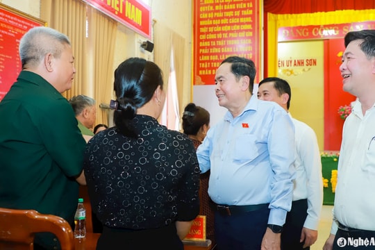 Chủ tịch Quốc hội Trần Thanh Mẫn thăm, tặng quà người có công ở Nghệ An