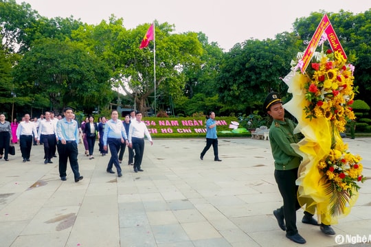 Chủ tịch Quốc hội Trần Thanh Mẫn dâng hoa, dâng hương tưởng niệm Chủ tịch Hồ Chí Minh và các Anh hùng liệt sĩ tại Nghệ An