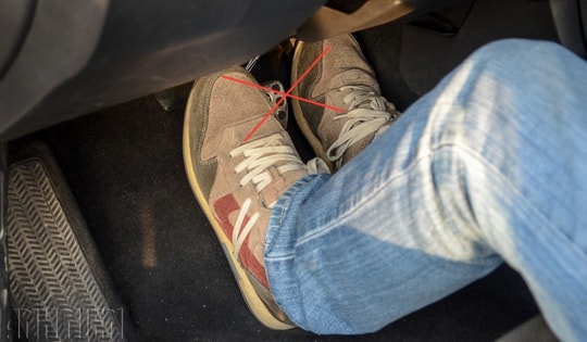 Vì sao không được dùng hai chân khi lái ô tô số tự động?