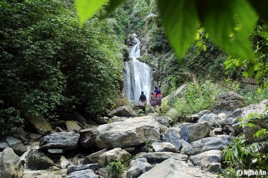 Khám phá vẻ đẹp kỳ vĩ của thác Huồi Cáng