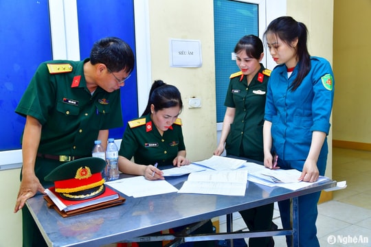 Khám tuyển nữ dân quân tham gia diễu binh diễu hành Kỷ niệm 80 năm Ngày thành lập Quân đội Nhân dân Việt Nam