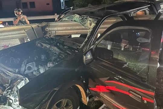 Xe bán tải mất lái đâm vào dải hộ lan bên đường