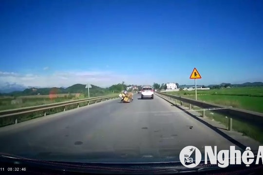 ‘Thót tim’ với pha va chạm giữa ô tô và xe máy trên Quốc lộ 7