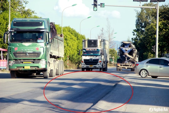 Đường 35 mét ở thành phố Vinh nhiều đoạn bị sụt lún nặng