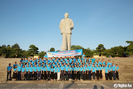 Đoàn đại biểu cán bộ công đoàn cơ sở tiêu biểu dâng hương tại Quảng trường Hồ Chí Minh