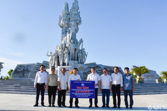 Liên hiệp các tổ chức hữu nghị Việt Nam tặng quà các thương binh, bệnh binh và gia đình liệt sĩ tỉnh Nghệ An