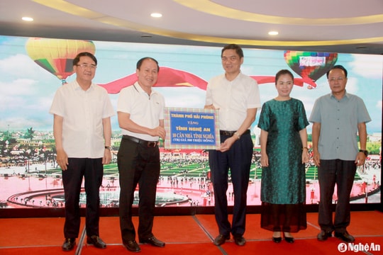 Thành phố Hải Phòng tặng 10 ngôi nhà tình nghĩa cho tỉnh Nghệ An