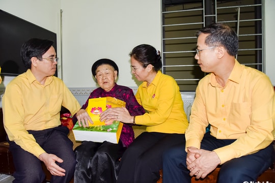 Ủy ban MTTQ tỉnh Nghệ An dâng hoa, dâng hương tưởng niệm anh hùng liệt sĩ, tặng quà Mẹ Việt Nam anh hùng