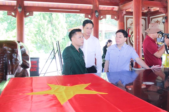 Phó Bí thư Thường trực Tỉnh ủy dâng hương tưởng niệm các anh hùng liệt sĩ và tặng quà tri ân các gia đình chính sách