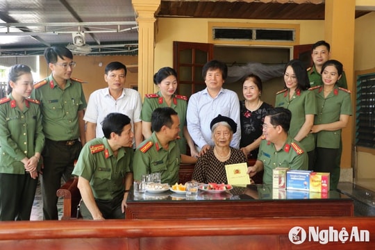 Công an Nghệ An thăm, khám sức khỏe, tặng quà Mẹ Việt Nam anh hùng