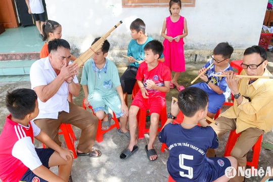Nhiều nghệ nhân vùng cao Nghệ An truyền dạy nhạc cụ dân tộc miễn phí cho trẻ em