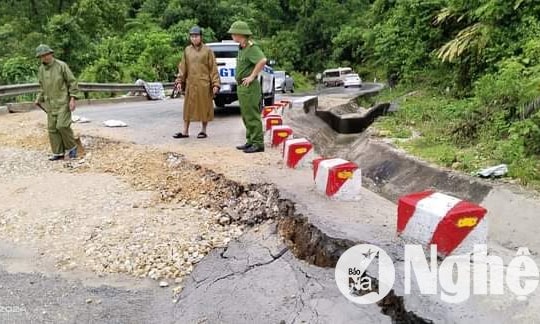 Xuất hiện vết sụt lún dài gần 50m, Quốc lộ 16 qua Quế Phong cấm xe tải trọng lớn