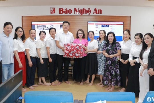 Đài PT-TH và Báo Bình Phước trao đổi hợp tác với Báo Nghệ An