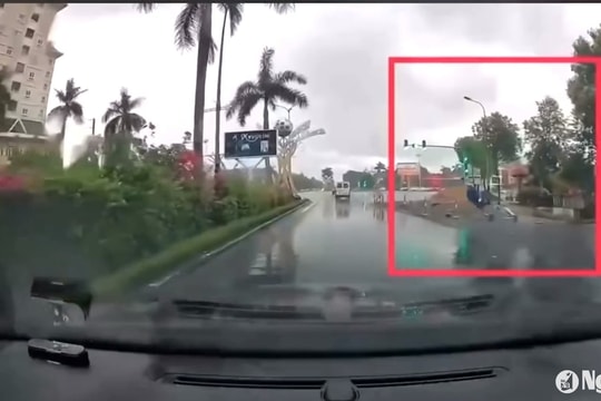 Xe máy lao xuống hố công trình đang thi công tại thành phố Vinh