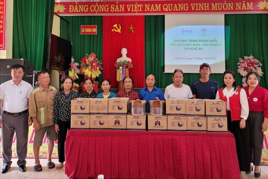 Tặng 1.206 bếp đun tiết kiệm cho gia đình có hoàn cảnh khó khăn