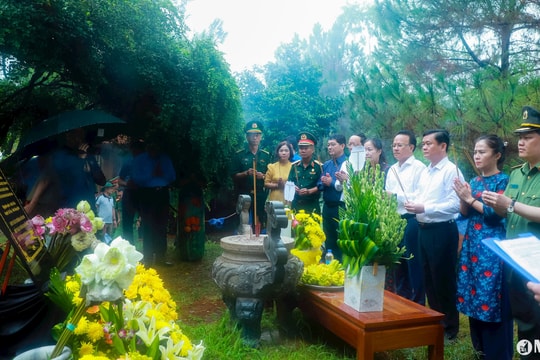 Lãnh đạo tỉnh Nghệ An dâng hương tưởng niệm Đại tướng Võ Nguyên Giáp tại Quảng Bình