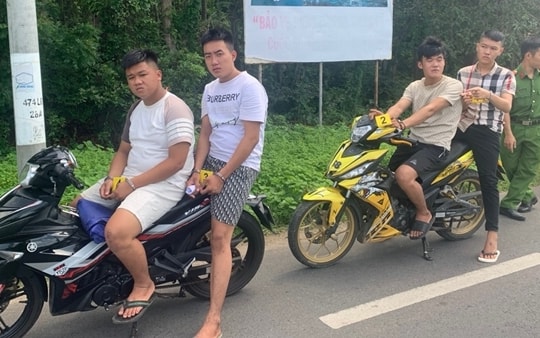 4 thanh niên ép xe người đi đường, dùng dao, xịt hơi cay, cướp tài sản