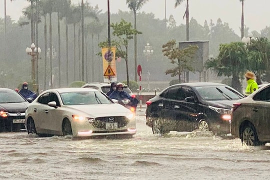 Nhiều tuyến đường TP Vinh ùn tắc, ngập úng cục bộ do mưa lớn
