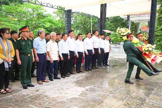 Hội Nhà báo Việt Nam dâng hương tại Nghĩa trang liệt sĩ Quốc tế Việt-Lào và tặng quà tại huyện Anh Sơn