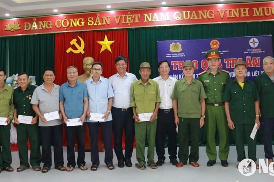 Phòng Cảnh sát kinh tế và Công ty Thủy điện Bản Vẽ trao 200 suất quà cho các gia đình chính sách tại Tương Dương