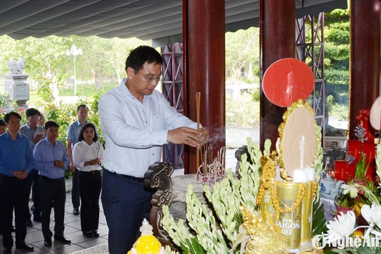 Bộ trưởng Bộ GTVT Nguyễn Văn Thắng dâng hương tưởng niệm, tri ân các anh hùng liệt sĩ tại Truông Bồn, Nghệ An