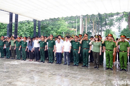 Đoàn công tác Học viện Quốc phòng dâng hương tại các khu di tích, nghĩa trang liệt sĩ và tặng quà cho gia đình chính sách ở Nghệ An