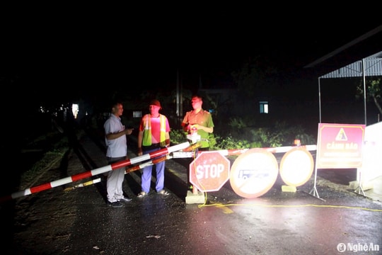 Tạm dừng lưu thông đoạn sụt lún trên Quốc lộ 16 ở Quế Phong