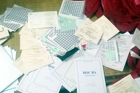 Tạm giam các đối tượng ‘chế’ học bạ đẹp, đưa học sinh đi du học