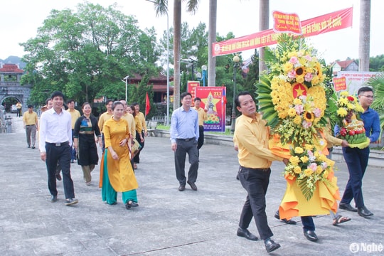 Mặt trận Tổ quốc tỉnh Nghệ An viếng các Anh hùng liệt sĩ và tặng quà Mẹ Việt Nam Anh hùng