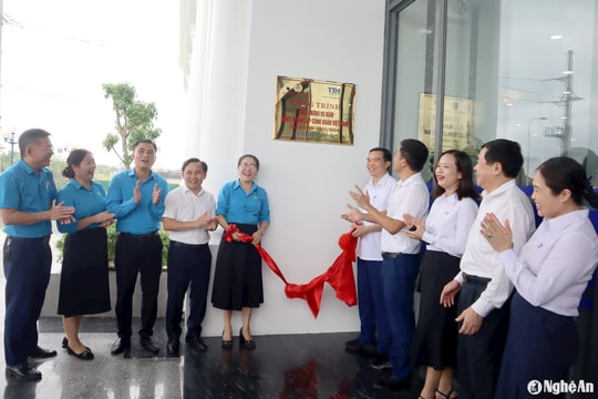 Liên đoàn Lao động tỉnh gắn biển công trình chào mừng 95 năm Ngày thành lập Công đoàn Việt Nam