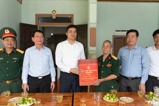 Phó Bí thư Tỉnh ủy Hoàng Nghĩa Hiếu dâng hương tưởng niệm các Anh hùng liệt sĩ và tặng quà tri ân các gia đình chính sách tại huyện Anh Sơn