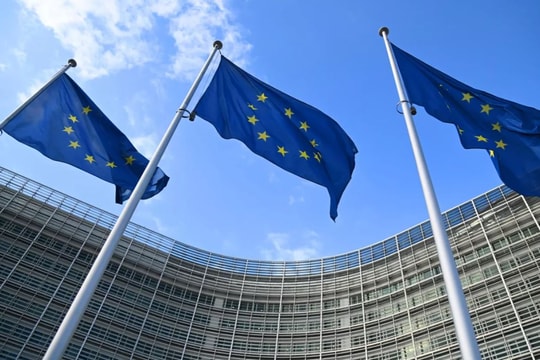 Chính trị gia Pháp cảnh báo EU 'kéo chúng ta vào một cuộc chạy đua điên cuồng'