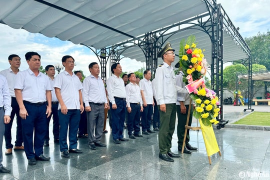 Ban Tổ chức Tỉnh ủy dâng hương tưởng niệm các anh hùng liệt sĩ tại Quảng Trị