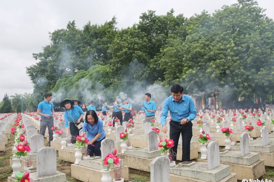 Đoàn công tác Tổng Liên đoàn Lao động dâng hương anh hùng liệt sĩ tại Nghệ An