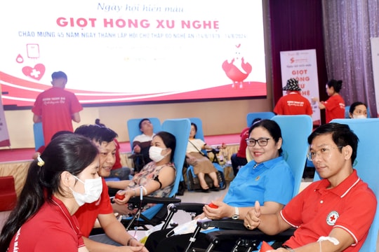 Tiếp nhận gần 1.000 đơn vị máu trong ngày hội hiến máu 'Giọt hồng xứ Nghệ' năm 2024