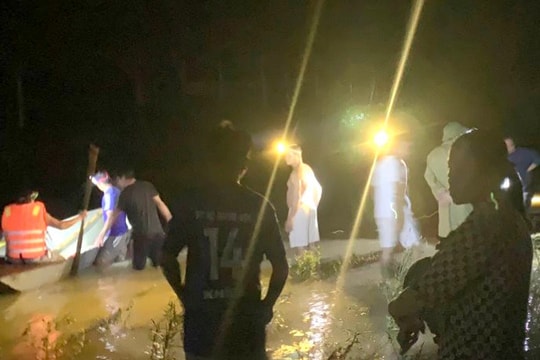 Hai phụ nữ bị nước cuốn trôi ở Anh Sơn