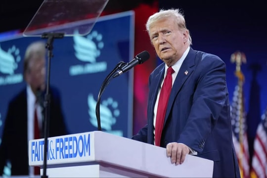 Ông Donald Trump điện đàm với Tổng thống Zelensky bàn giải pháp hòa bình