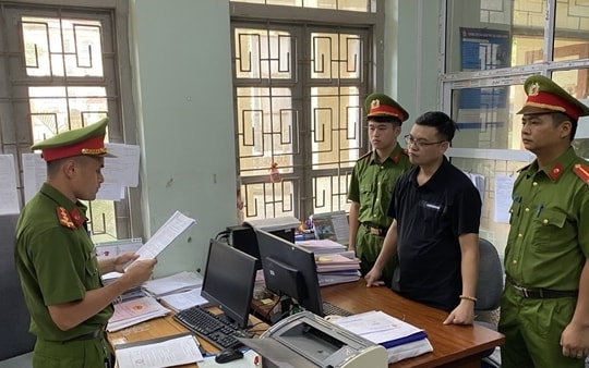 Bắt tạm giam 2 cán bộ thẩm định hồ sơ đất trái pháp luật