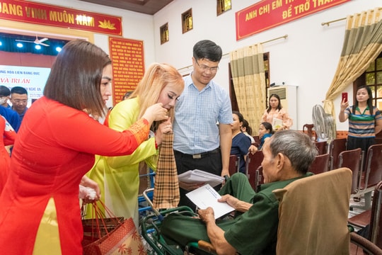 Liên hiệp Hội Phụ nữ Việt Nam tại Cộng hòa liên bang Đức tặng quà các thương binh nặng ở Nghệ An