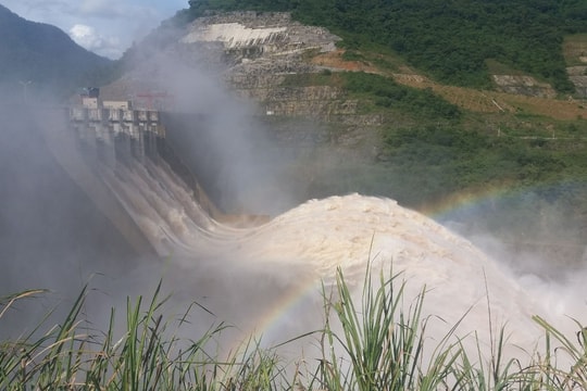Thủy điện Nậm Mô xả lũ