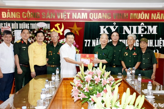 Phó Chủ tịch UBND tỉnh Bùi Đình Long dâng hương tưởng niệm các Anh hùng liệt sĩ và tặng quà tri ân các thương binh, gia đình chính sách