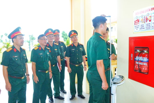 Khám tuyển nam sĩ quan và quân nhân chuyên nghiệp tham gia diễu binh, diễu hành