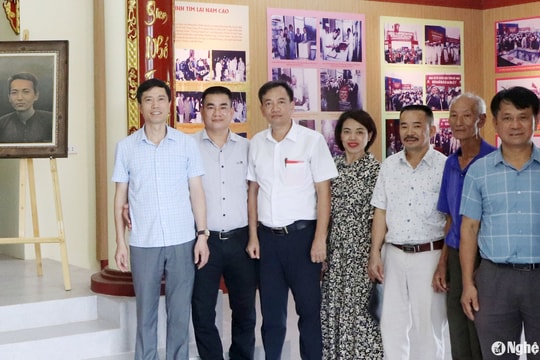 Họa sĩ Nguyễn Tô Cảnh trao tặng tranh chân dung nhà văn, liệt sĩ Nam Cao