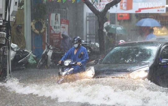 Cần làm gì khi lái xe vào đường ngập nước?
