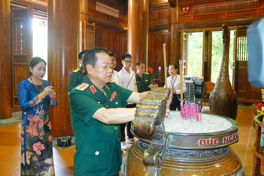 Đại tướng Đỗ Bá Tỵ dâng hương tưởng niệm các Anh hùng liệt sĩ